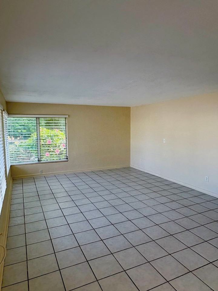 Jensen Beach efficiency with ALL UTILITIES INCLUDED! - Photo 6 of 13