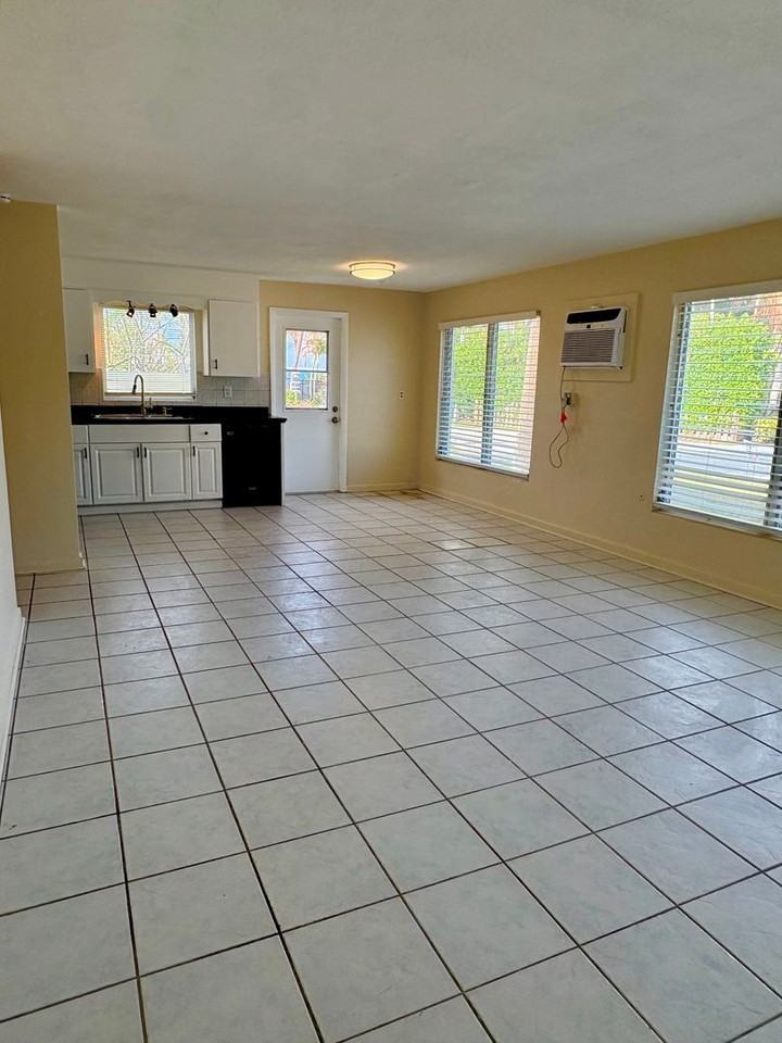 Jensen Beach efficiency with ALL UTILITIES INCLUDED! - Photo 7 of 13