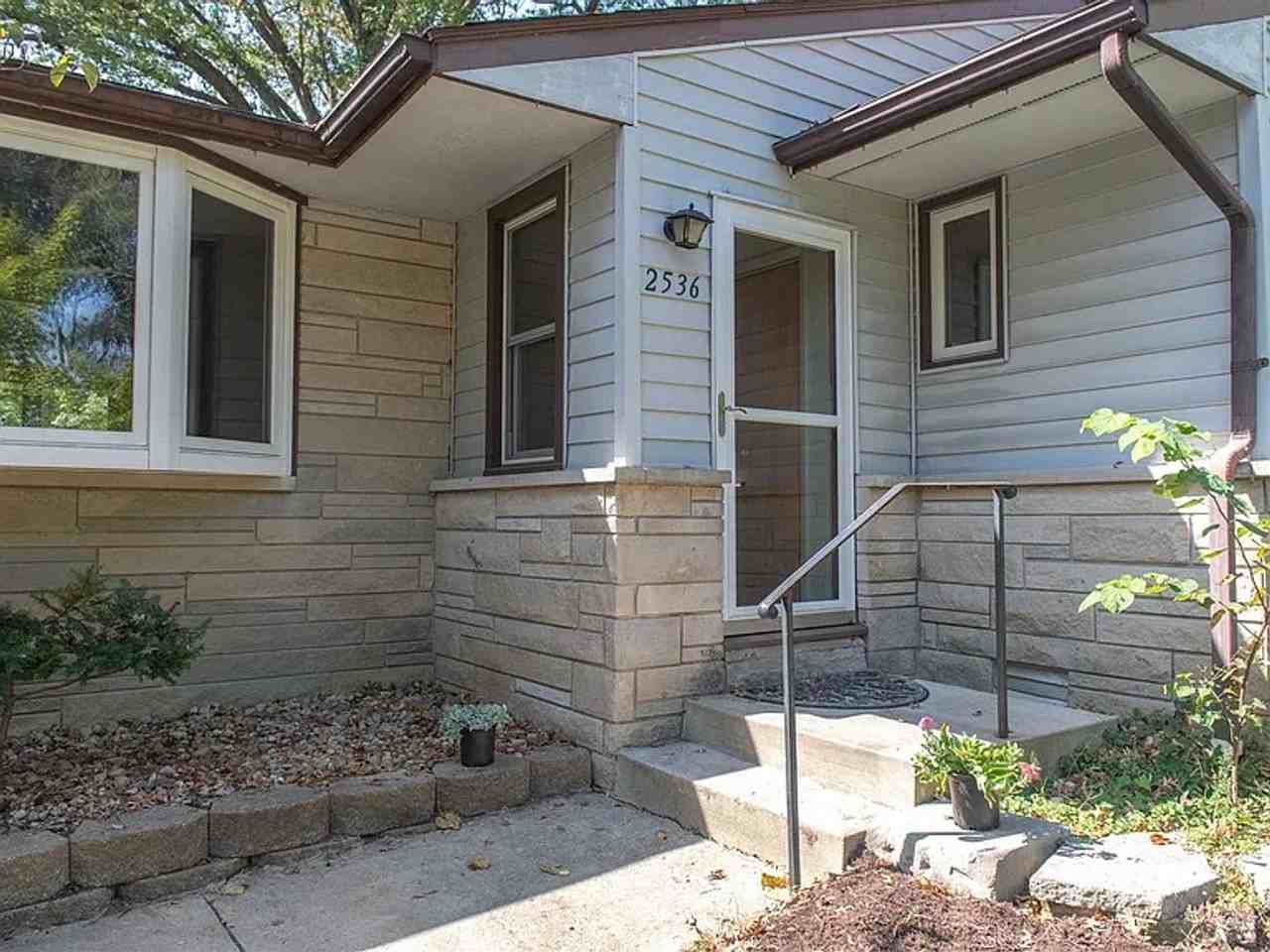 2536 E 8th - Photo 2 of 30