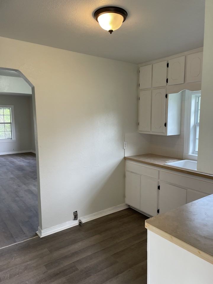 1009 E 6th St #1 - Photo 3 of 8