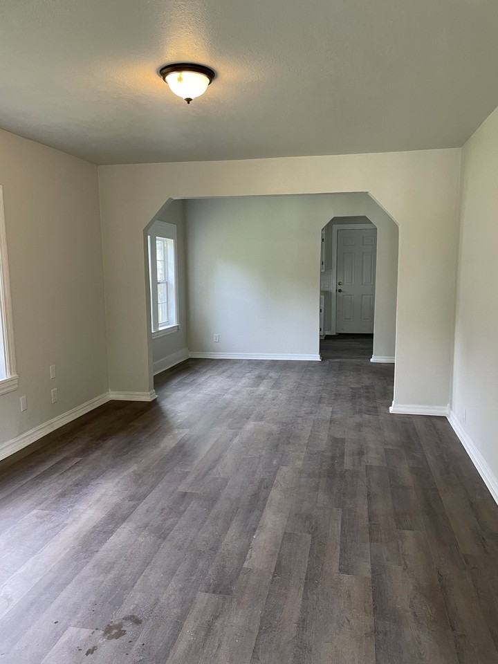 1009 E 6th St #1 - Photo 4 of 8