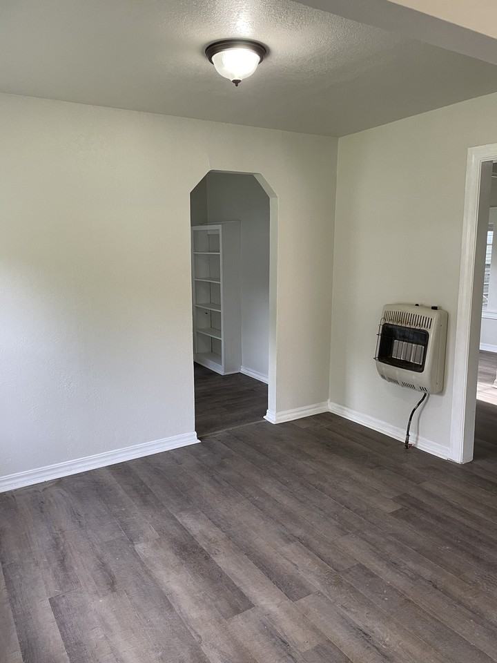 1009 E 6th St #1 - Photo 5 of 8