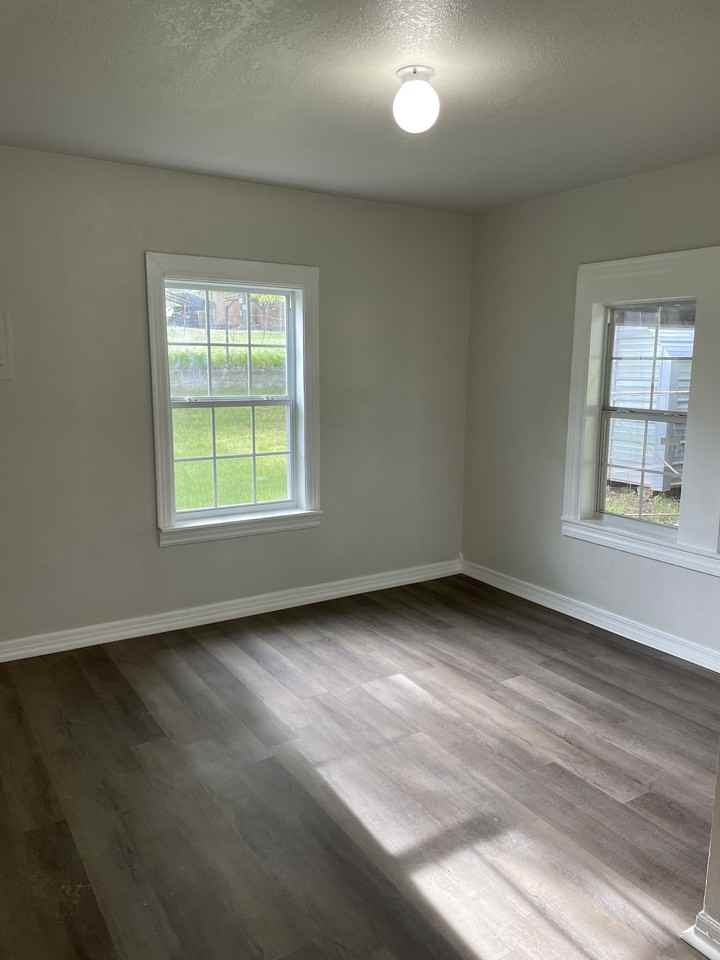 1009 E 6th St #1 - Photo 6 of 8