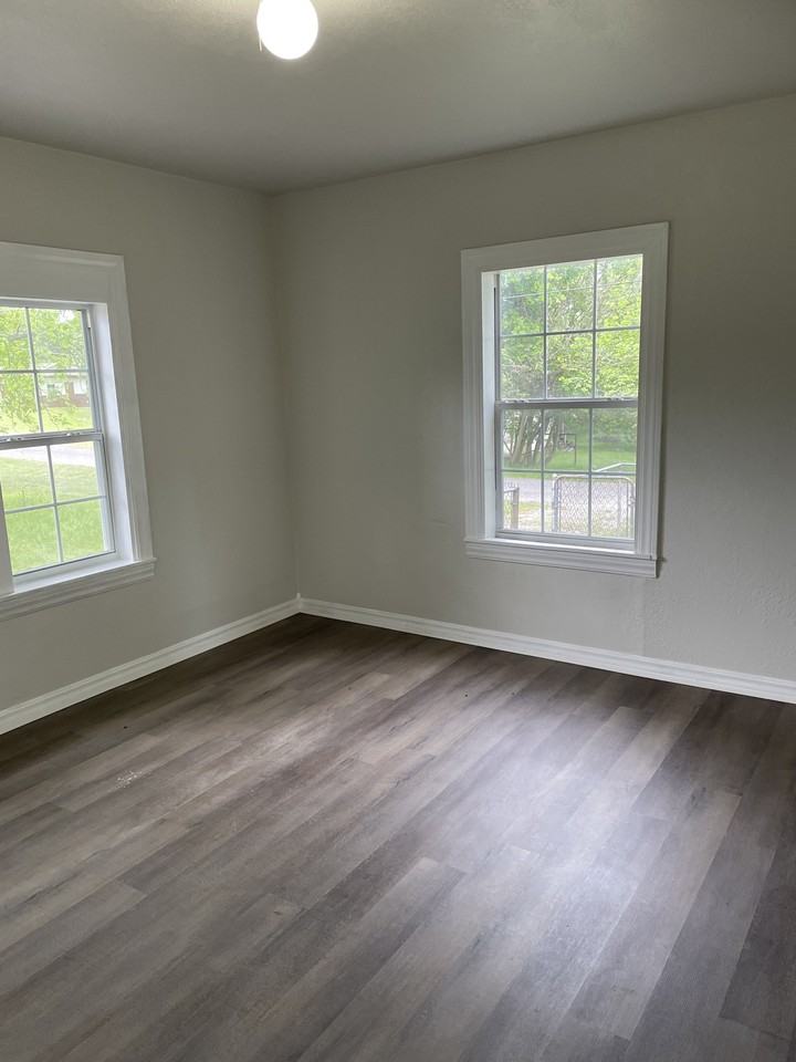 1009 E 6th St #1 - Photo 7 of 8