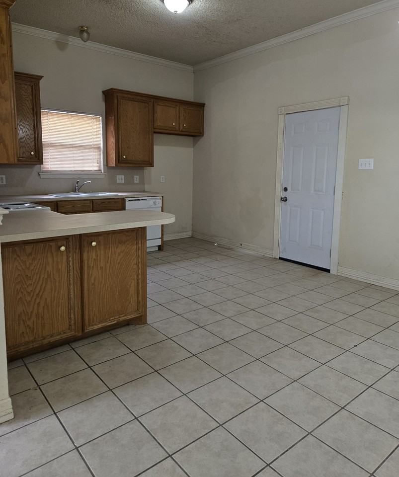 5117 Albany Ave #1 - Photo 4 of 12