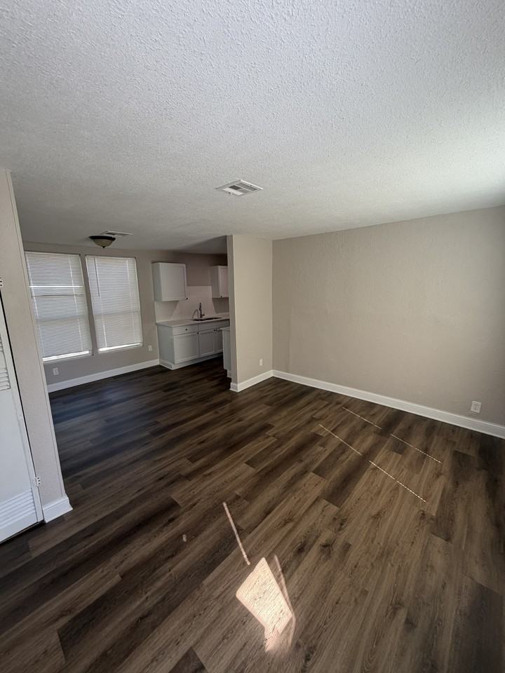 1557 N Volutsia Ave #1 - Photo 2 of 11