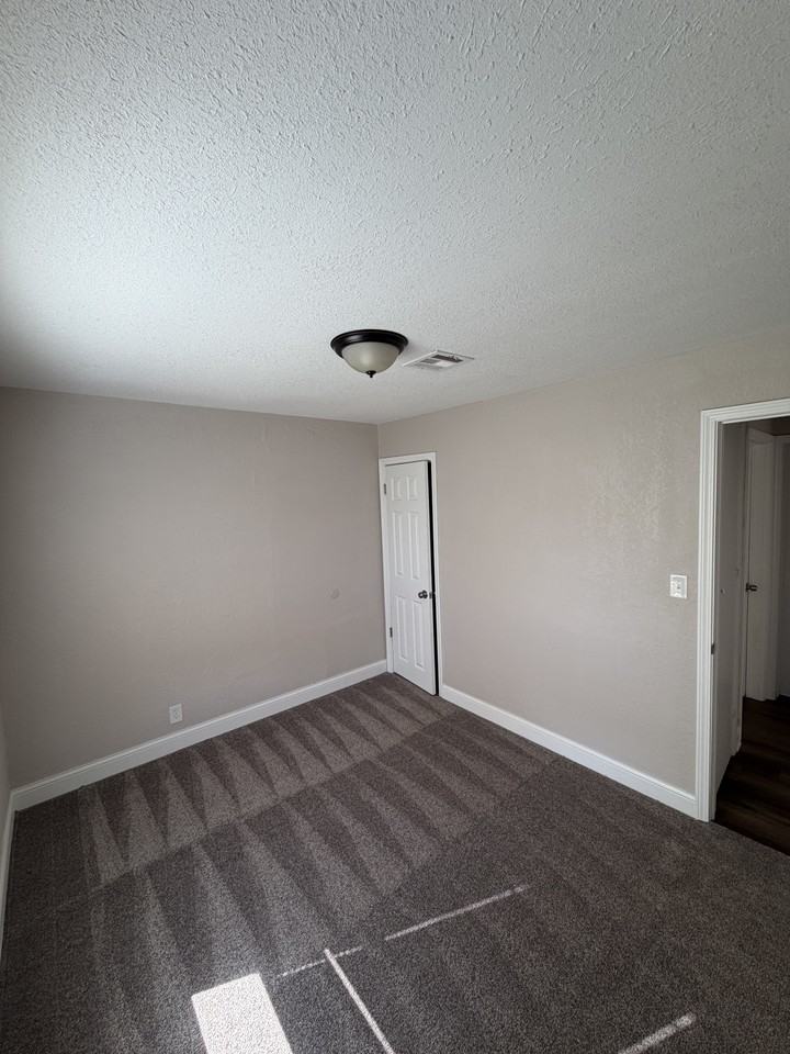 1557 N Volutsia Ave #1 - Photo 5 of 11