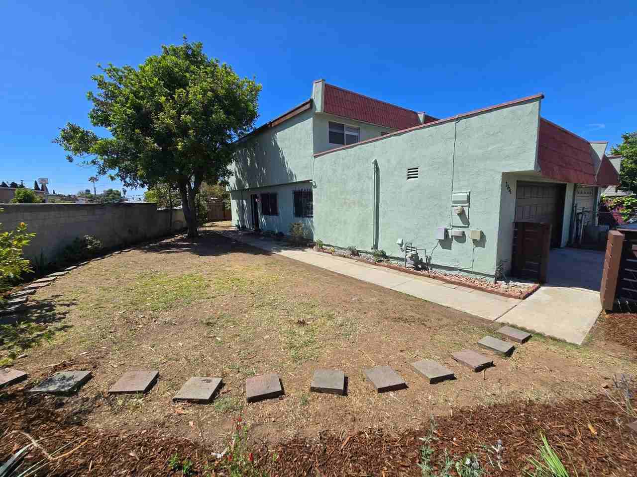 2336 E 14th St - Photo 4 of 24