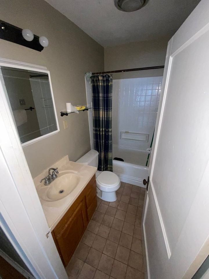 1040 W Lawrence Ave - Photo 2 of 9