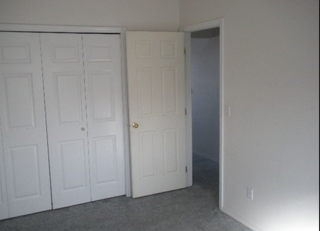 697 W 8th South St - Photo 3 of 4