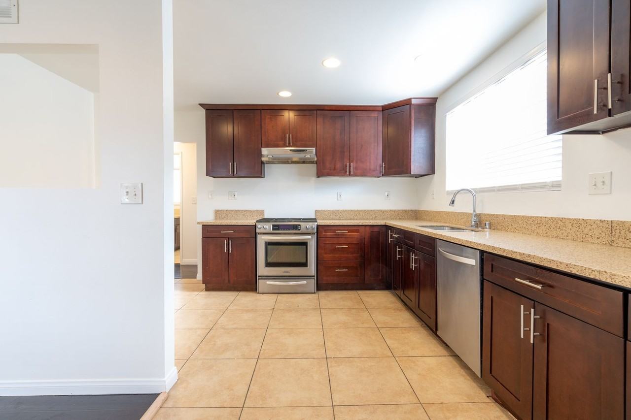 2540 Hudspeth St - Photo 7 of 24