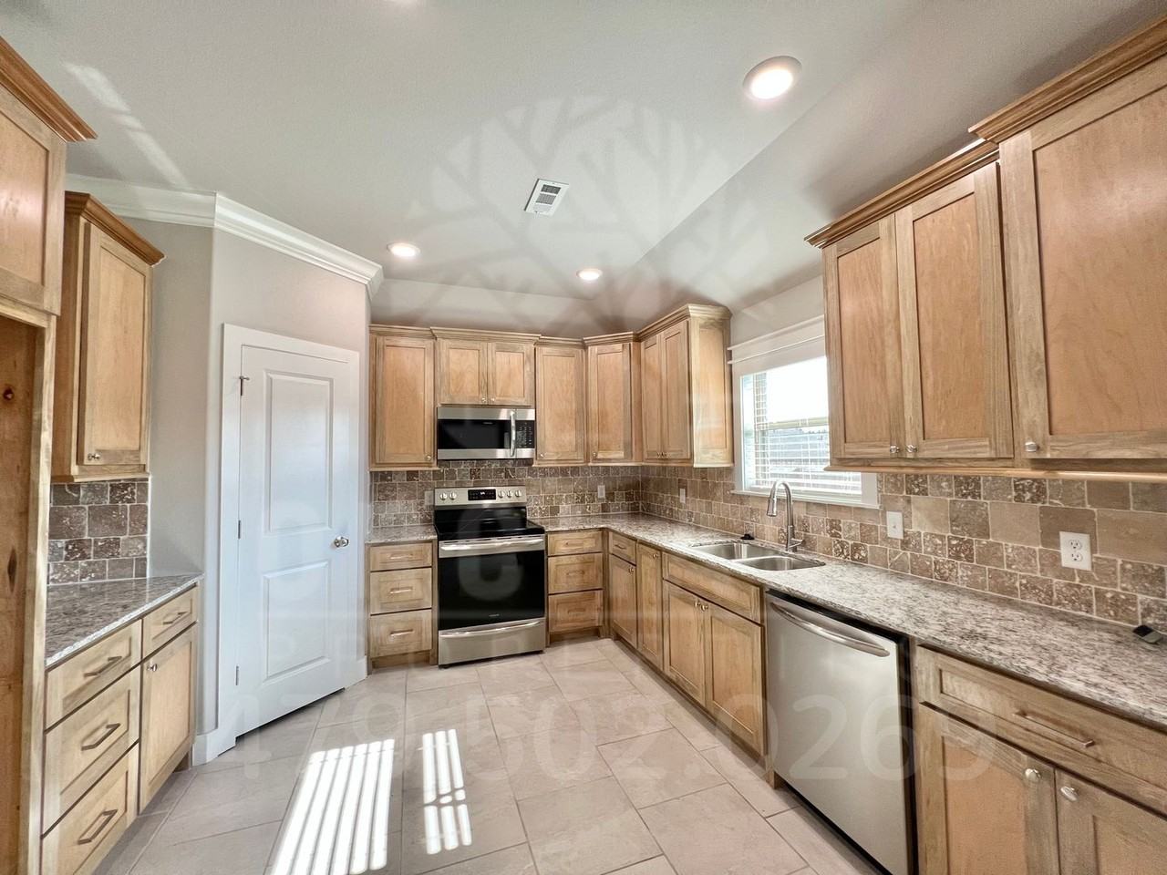 905 Jameson St - Photo 2 of 21