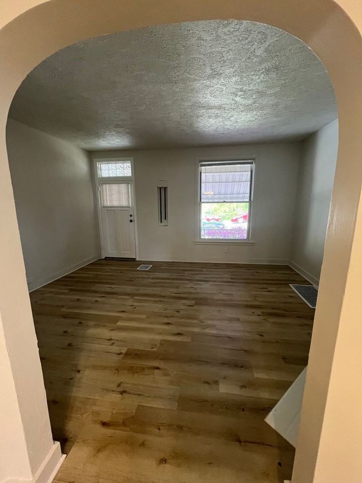 932 Mckinley Ter - Photo 3 of 28