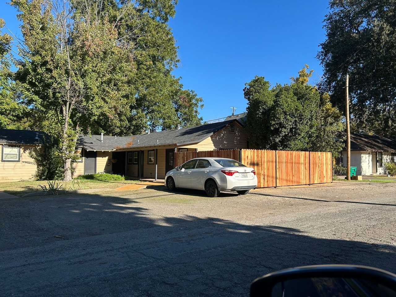 536 W 12th St - Photo 2 of 9