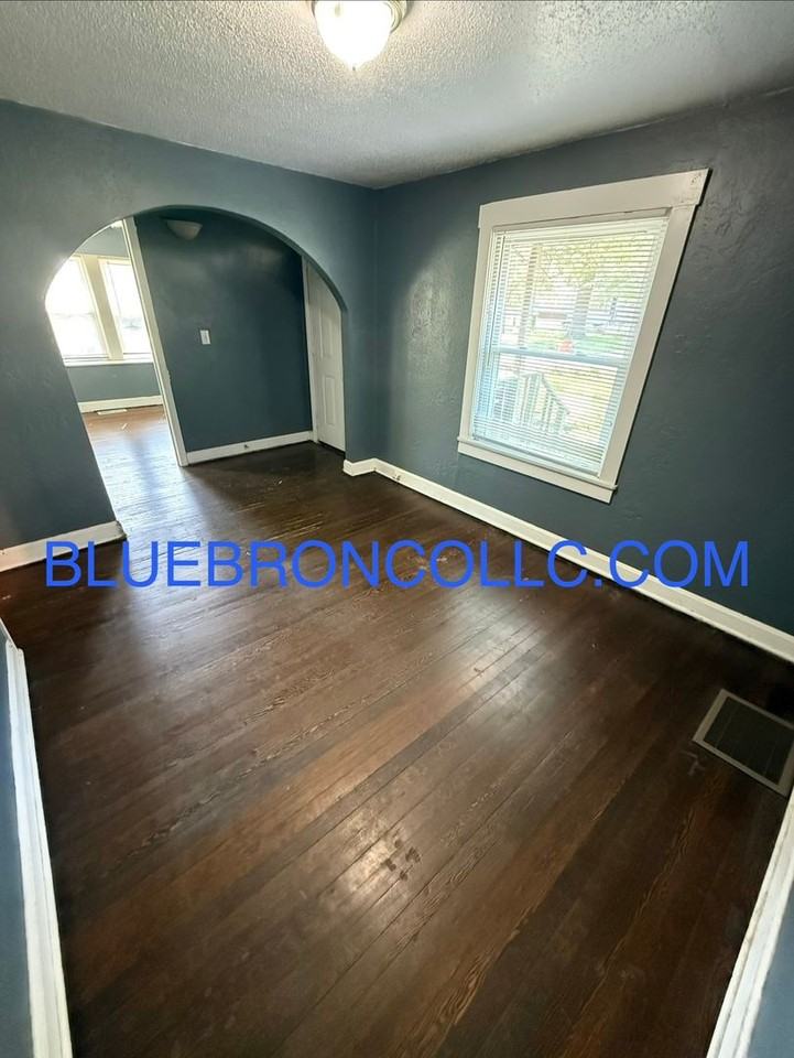 912 E Stone St - Photo 2 of 7