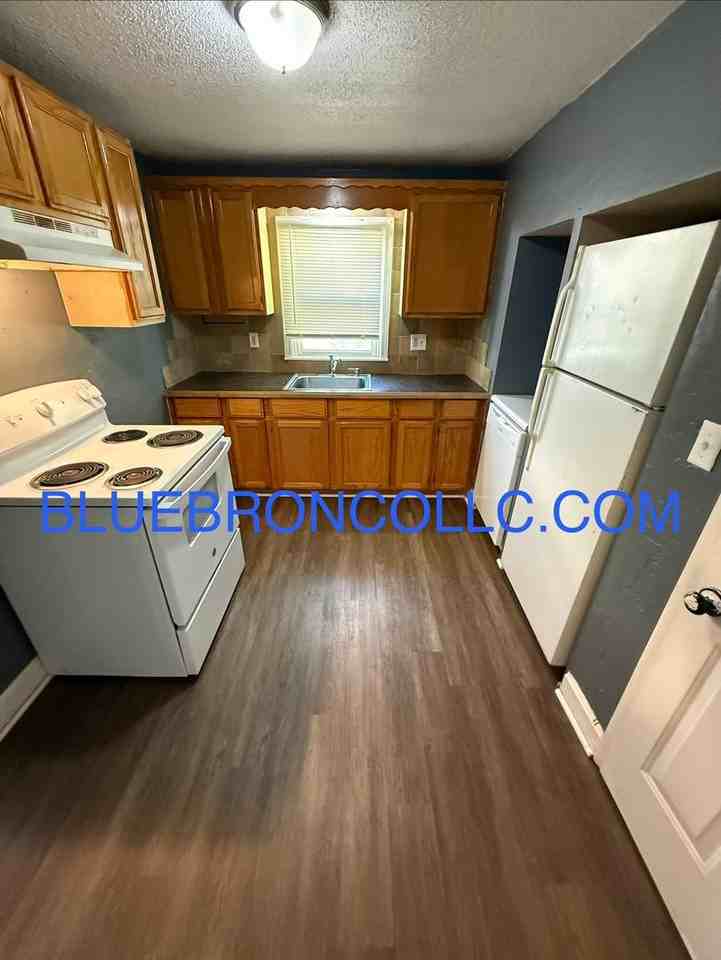 912 E Stone St - Photo 3 of 7