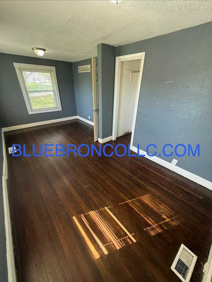 912 E Stone St - Photo 5 of 7