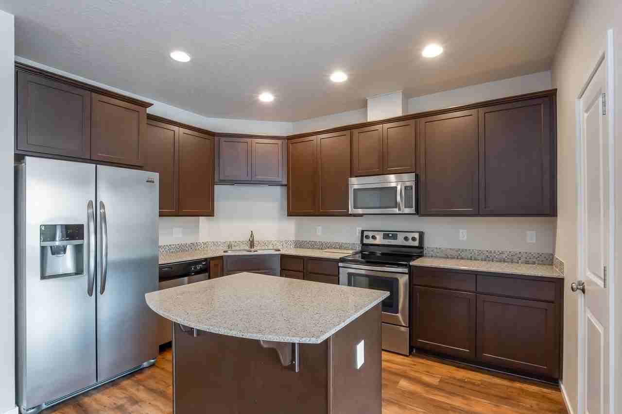 1906 W Summit Pkwy - Photo 3 of 21