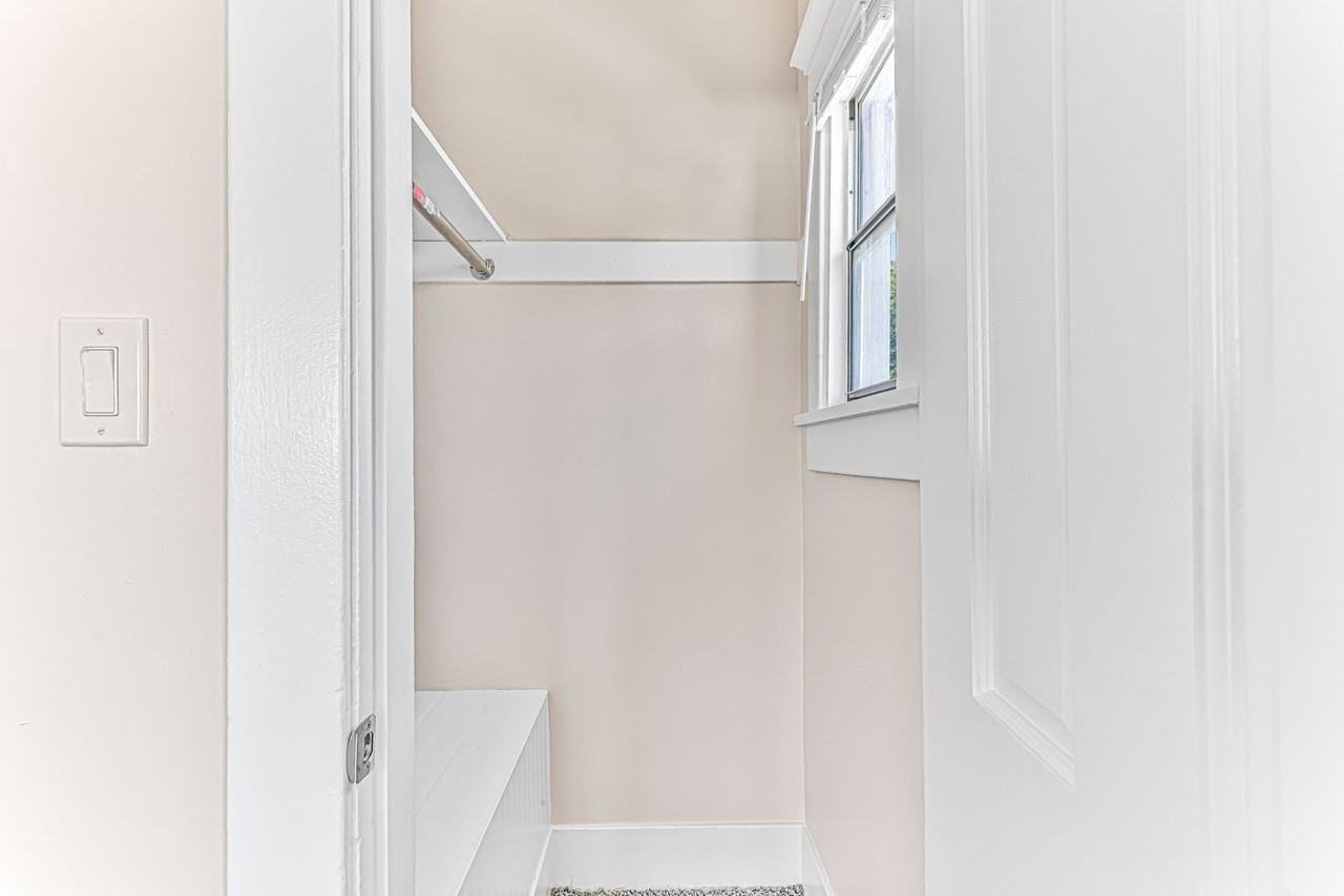 1460 Gaviota Avenue - Photo 5 of 35