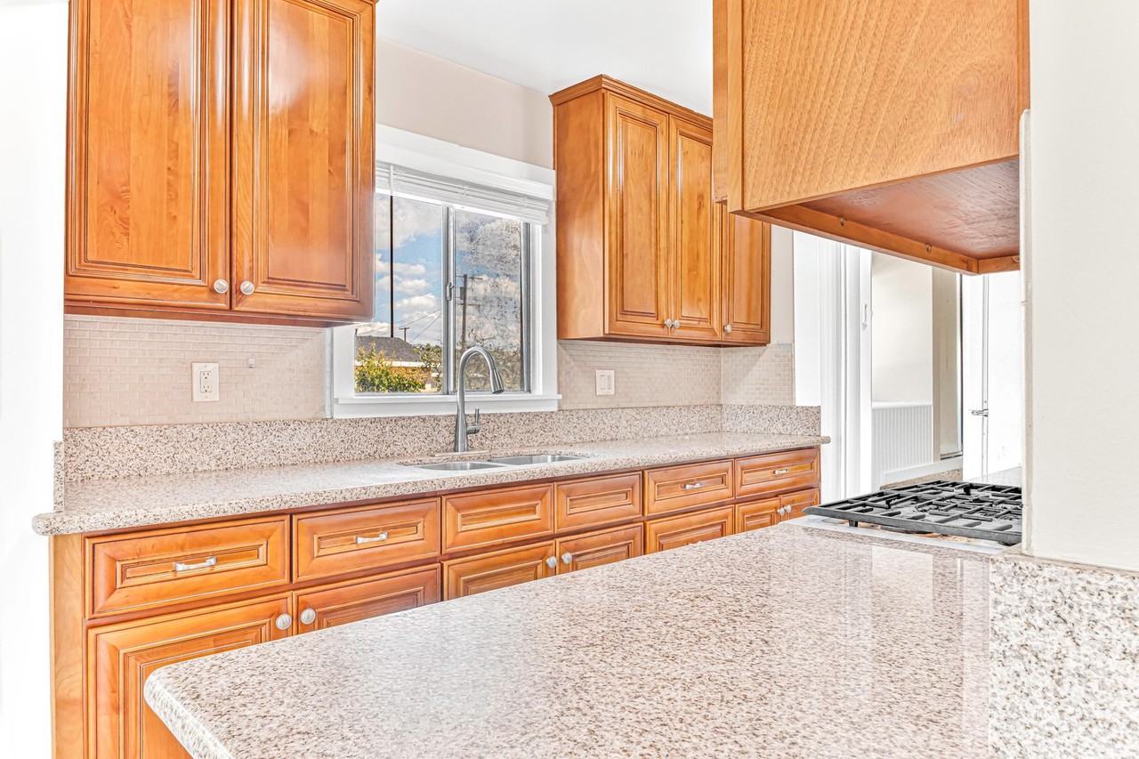 1460 Gaviota Avenue - Photo 7 of 35