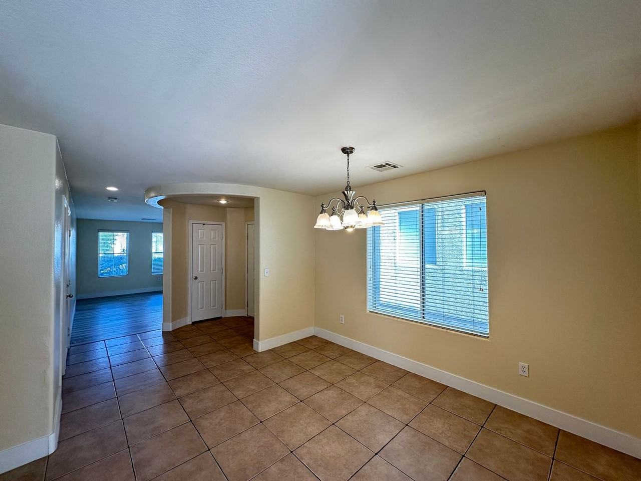 5640 Woods Crossing St - Photo 6 of 32