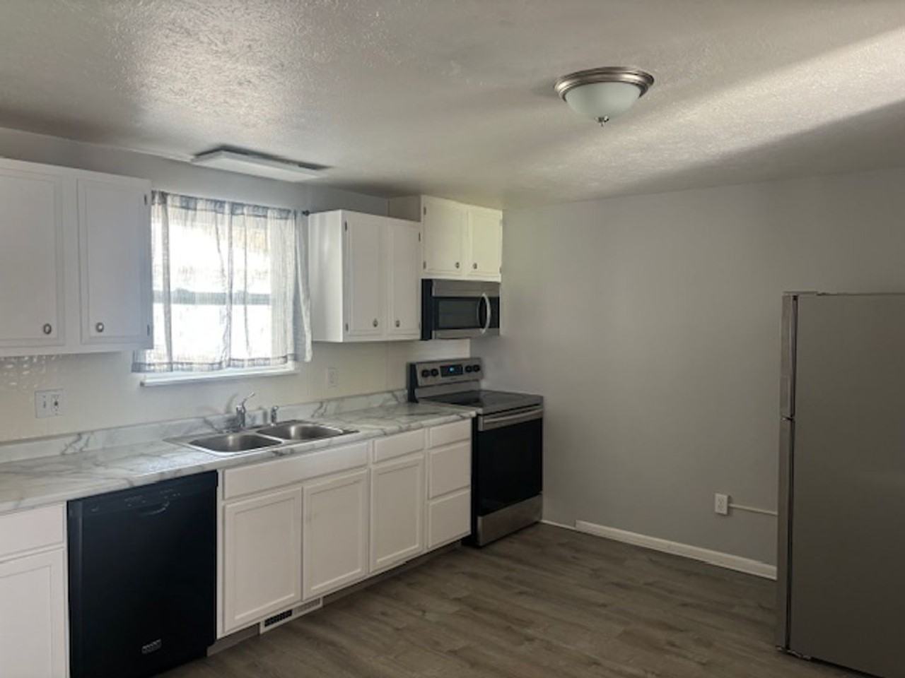 3912 Leavitt Rd - Photo 4 of 15