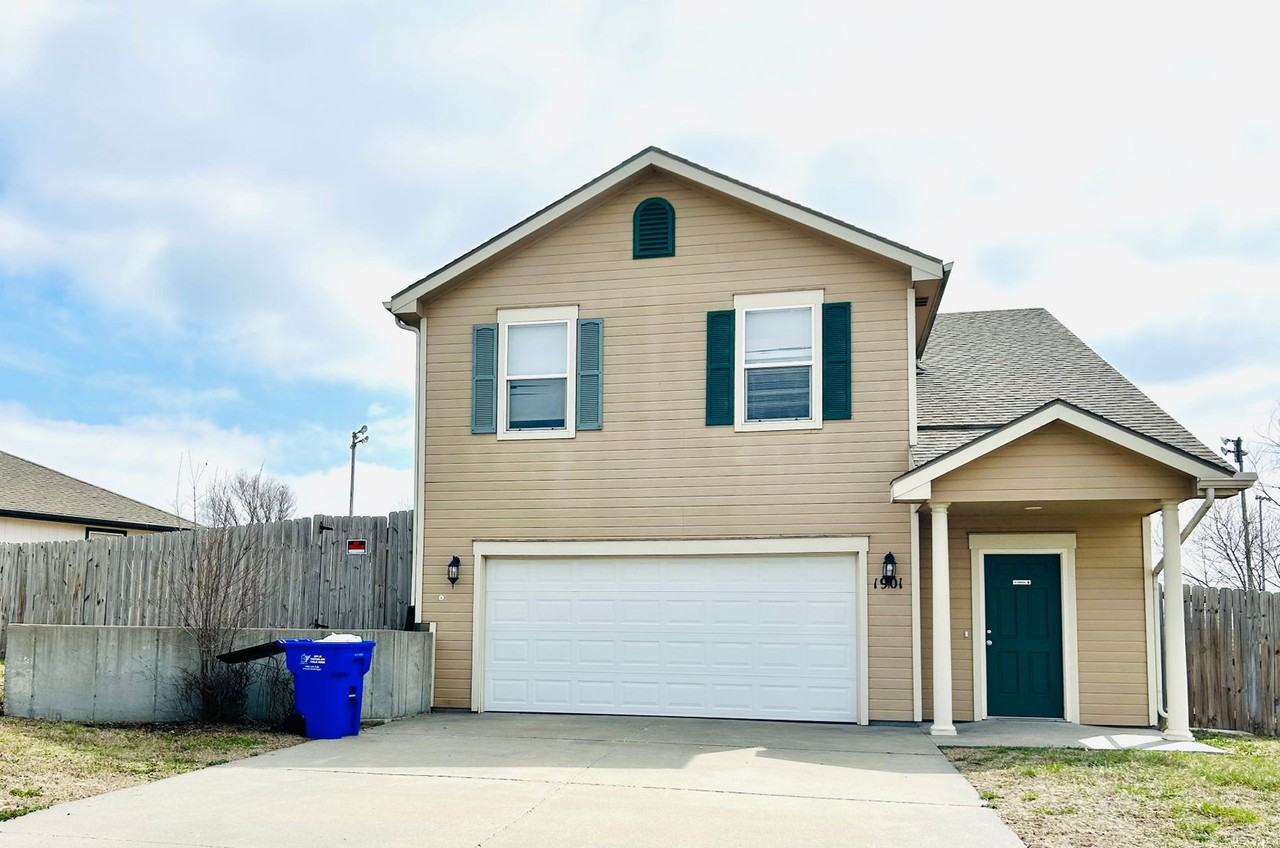 1901 Thompson Dr - Photo 2 of 24