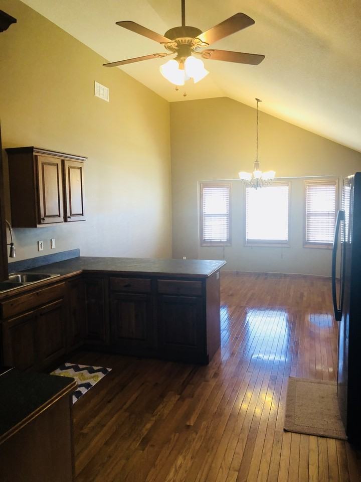 1410 Meadowbrooke Ln - Photo 6 of 18