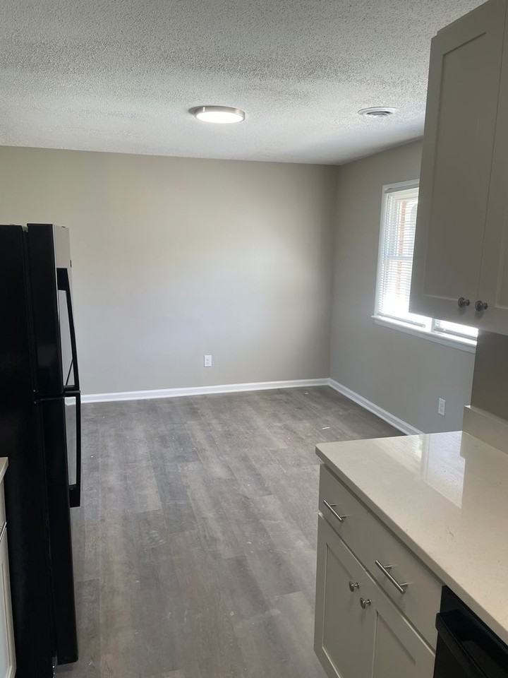 1008 Claremont Ave - Photo 4 of 10