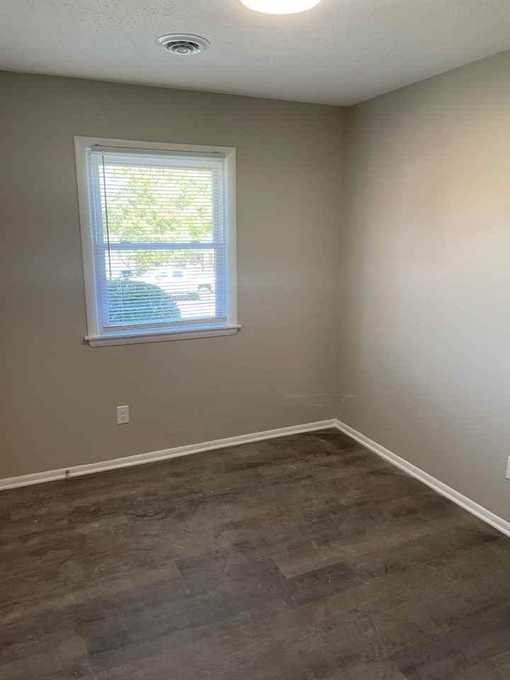 1008 Claremont Ave - Photo 5 of 10