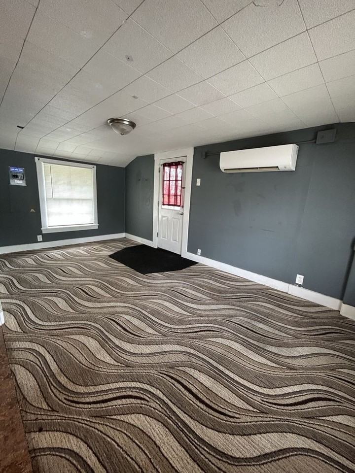 107 W Lindburg St - Photo 2 of 9