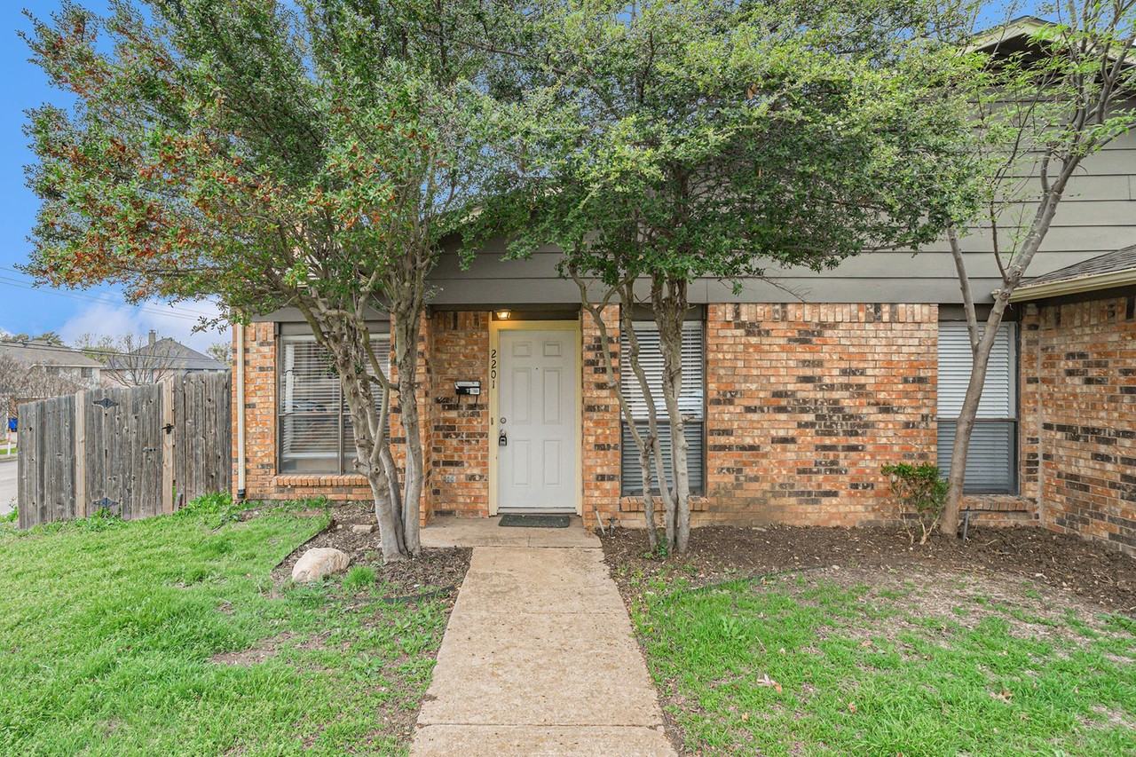 2201 Jackson Cir - Photo 3 of 24
