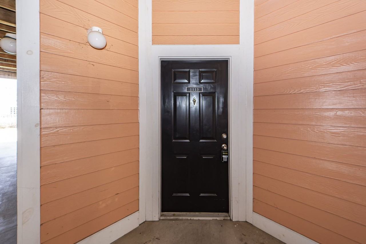 1113 Rosewood Ln - Photo 3 of 23