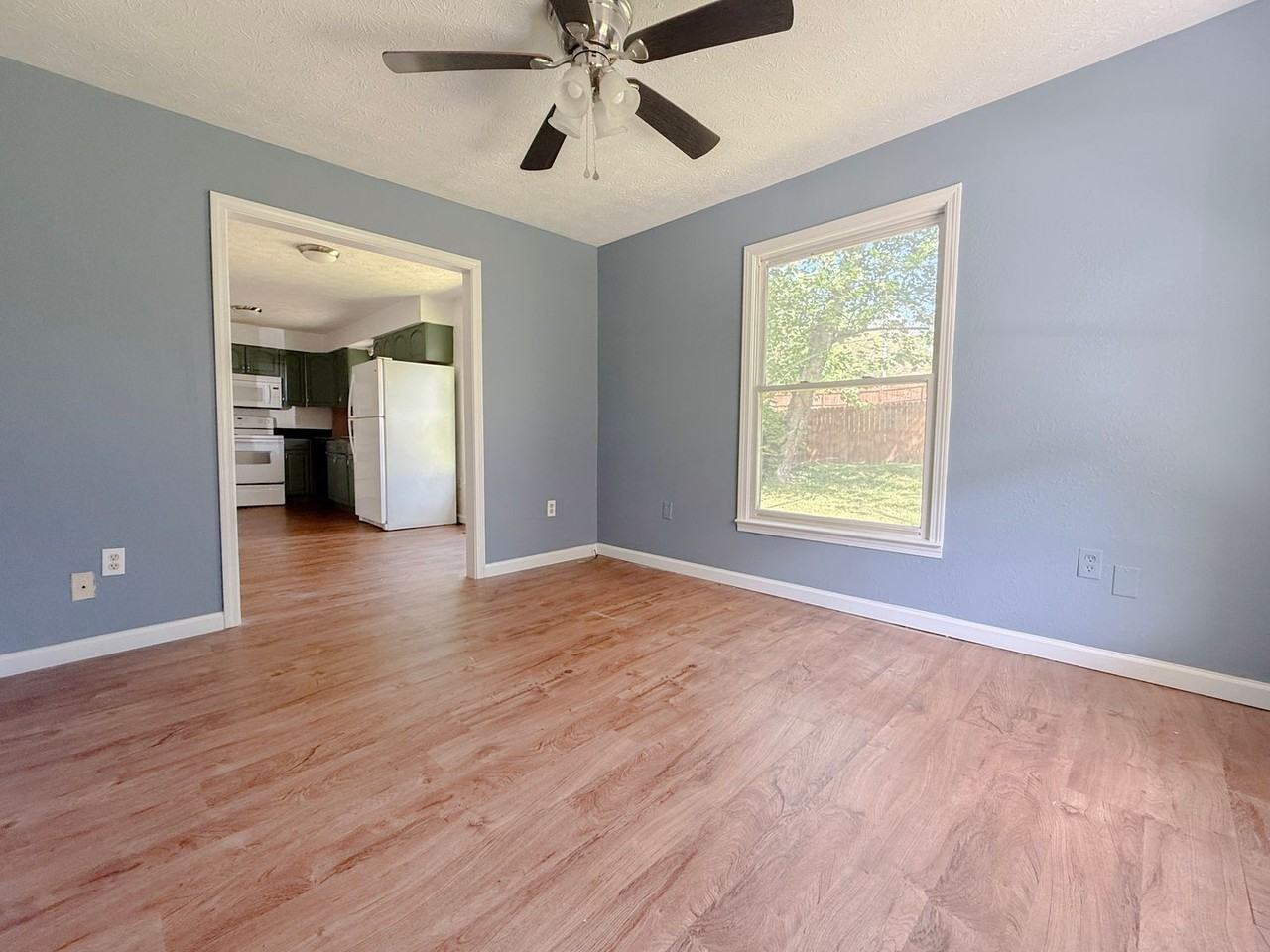 263 Dyer Ave - Photo 3 of 12