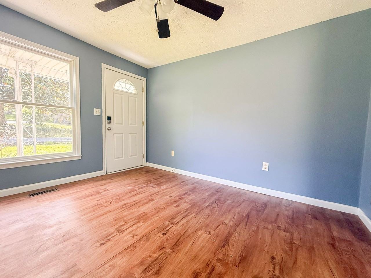 263 Dyer Ave - Photo 4 of 12