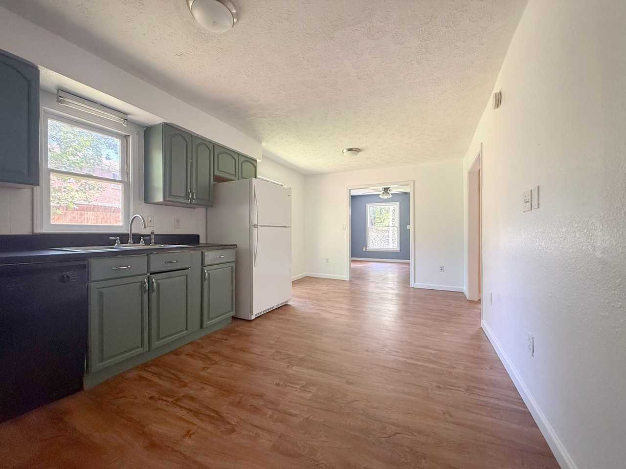 263 Dyer Ave - Photo 5 of 12