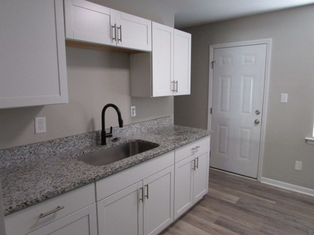 317 E Phifer St - Photo 4 of 11