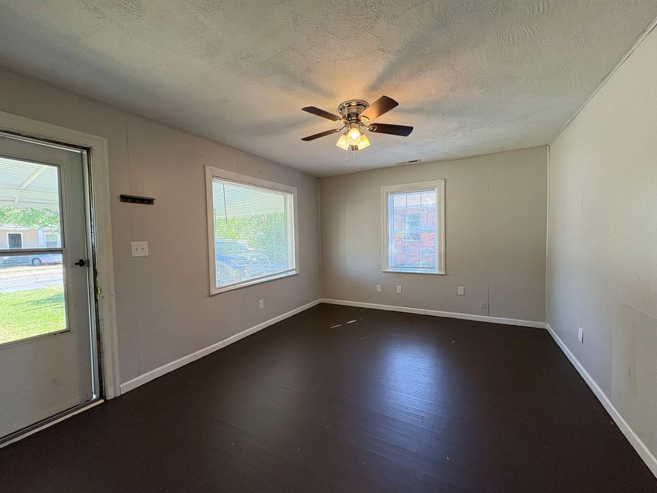 317 Phillips Ave - Photo 3 of 11