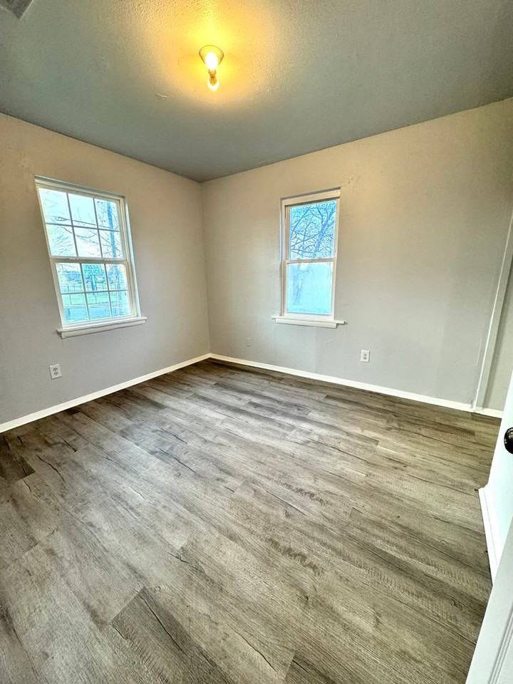 3453 N Delaware Ave - Photo 3 of 6