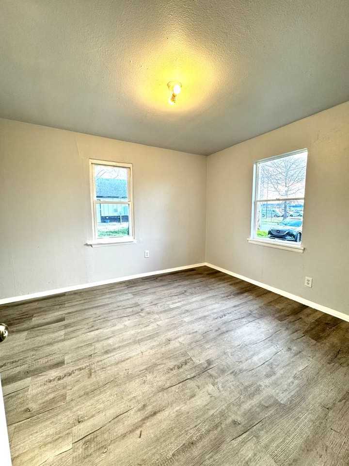 3453 N Delaware Ave - Photo 4 of 6