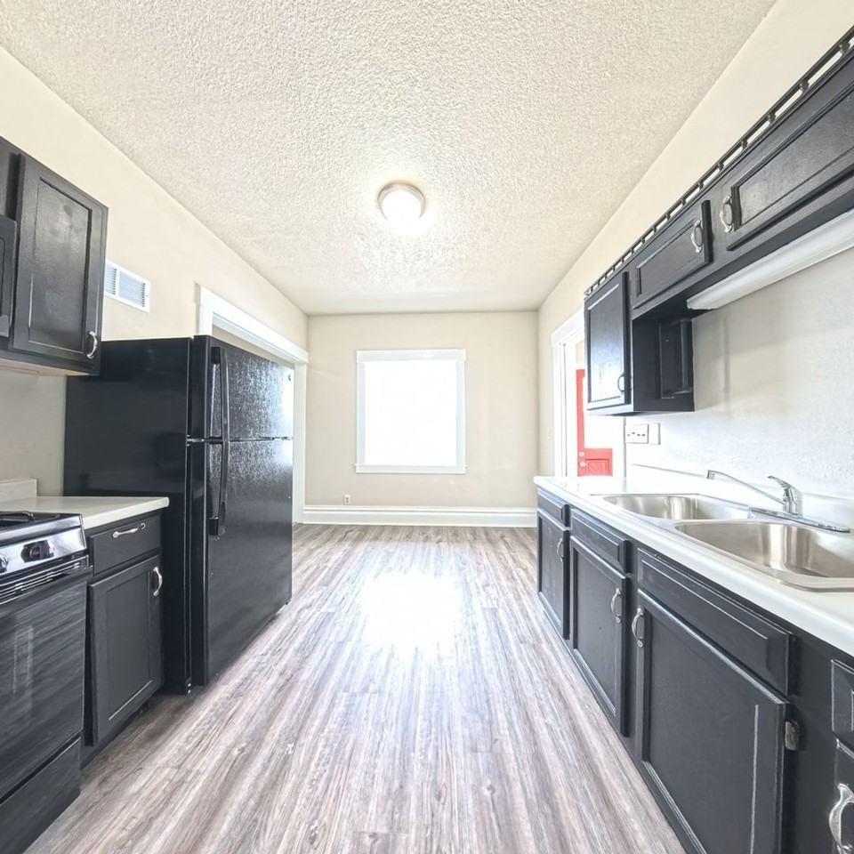 806 S Roche St - Photo 2 of 26