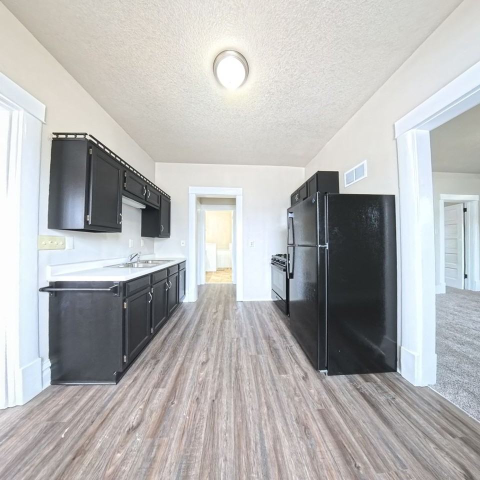 806 S Roche St - Photo 4 of 26