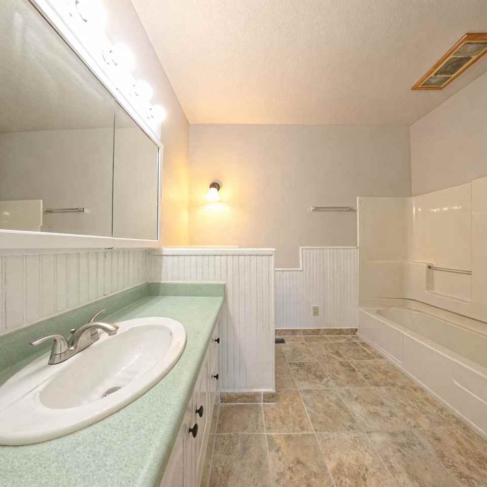 806 S Roche St - Photo 5 of 26