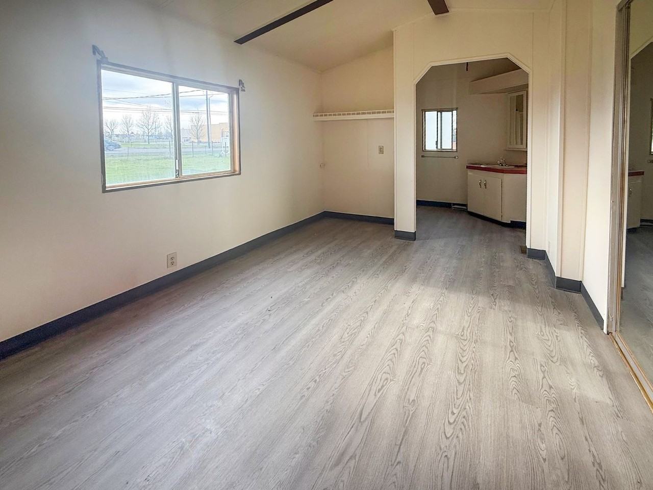 1605 S Hayford Rd - Photo 2 of 8