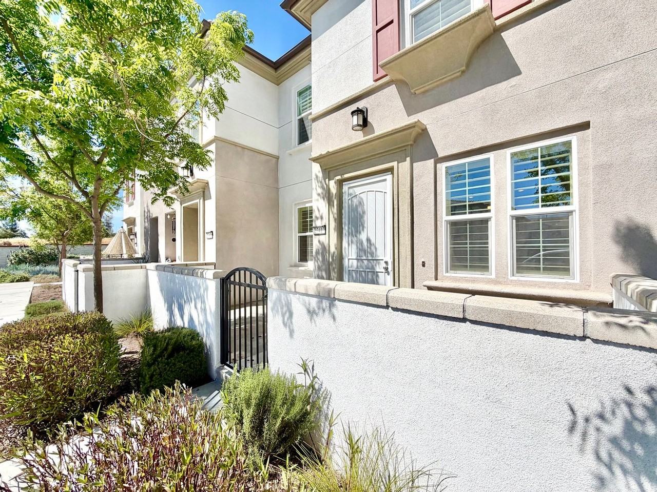 27417 Georgetown Dr - Photo 3 of 36