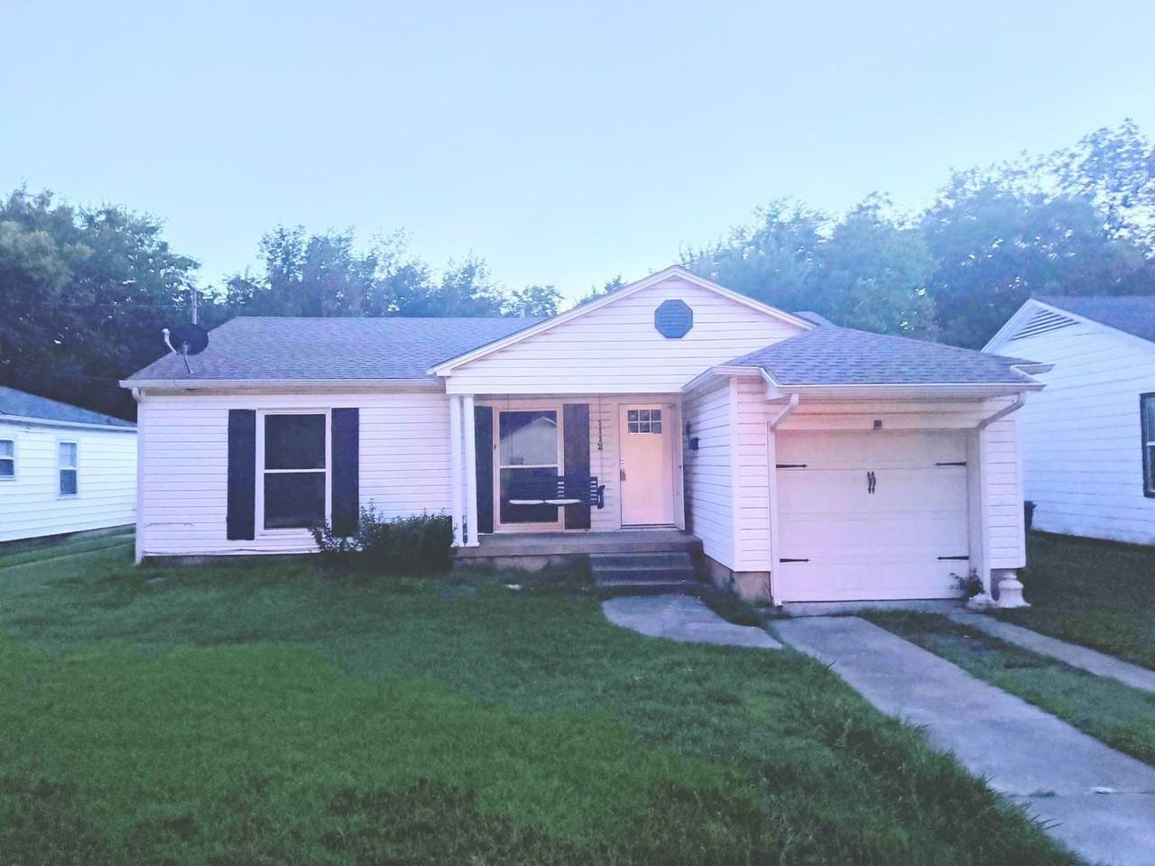 1112 N Lockhart St - Photo 2 of 12