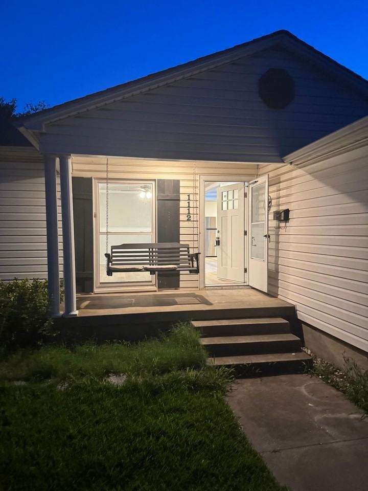 1112 N Lockhart St - Photo 3 of 12