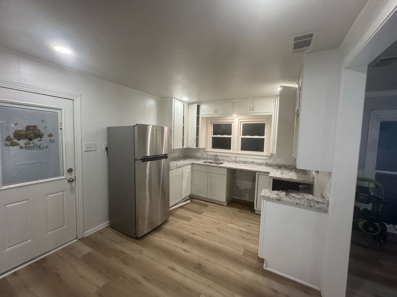 1112 N Lockhart St - Photo 7 of 12