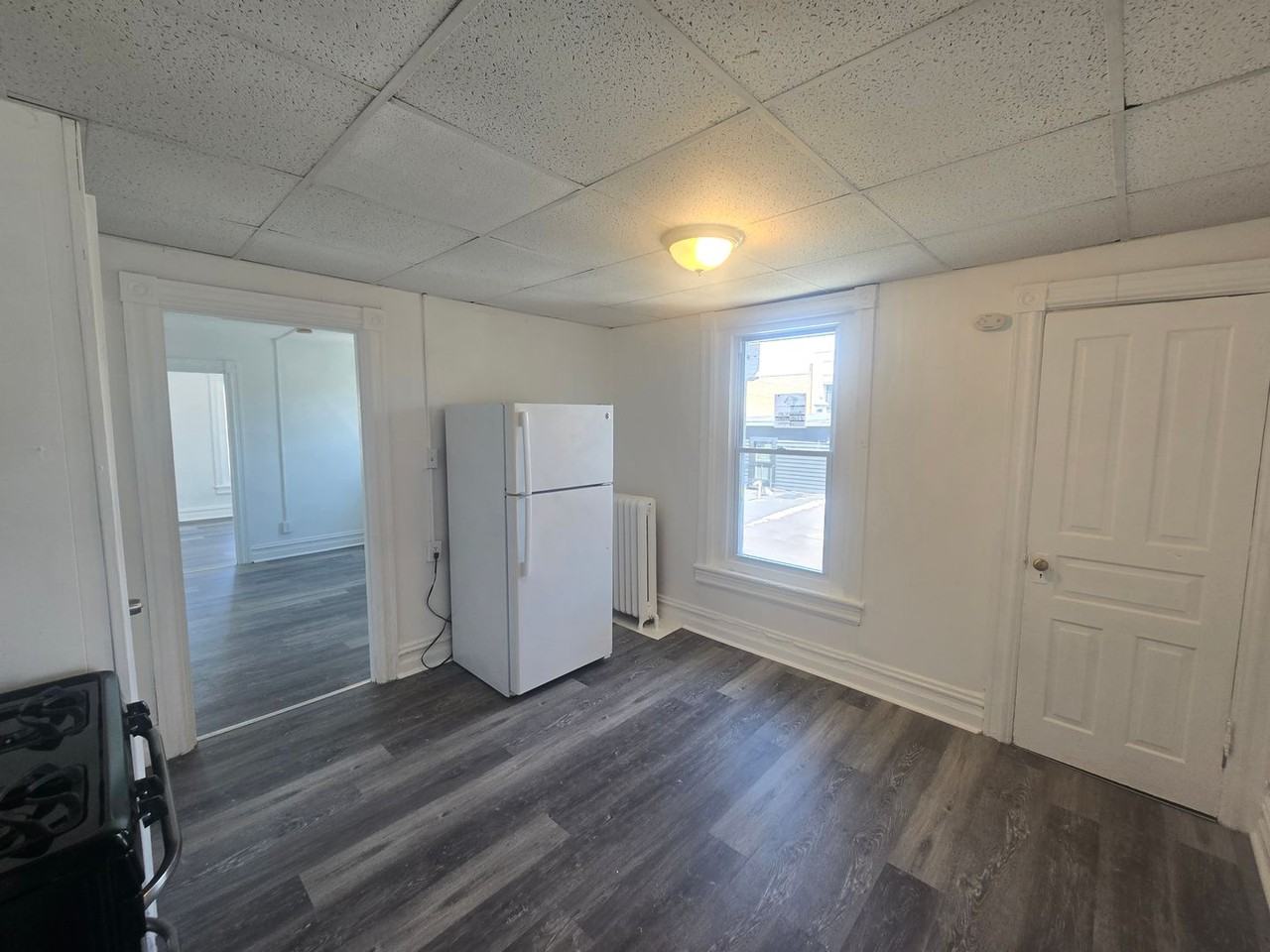 450 W Maple St - Photo 3 of 7