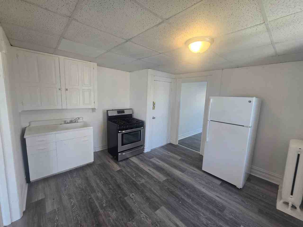 450 W Maple St - Photo 4 of 7